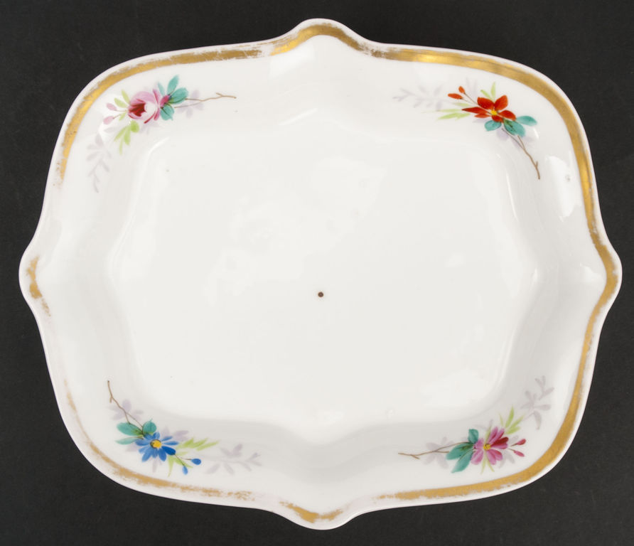 Porcelain utensil with a lid and a serving plate