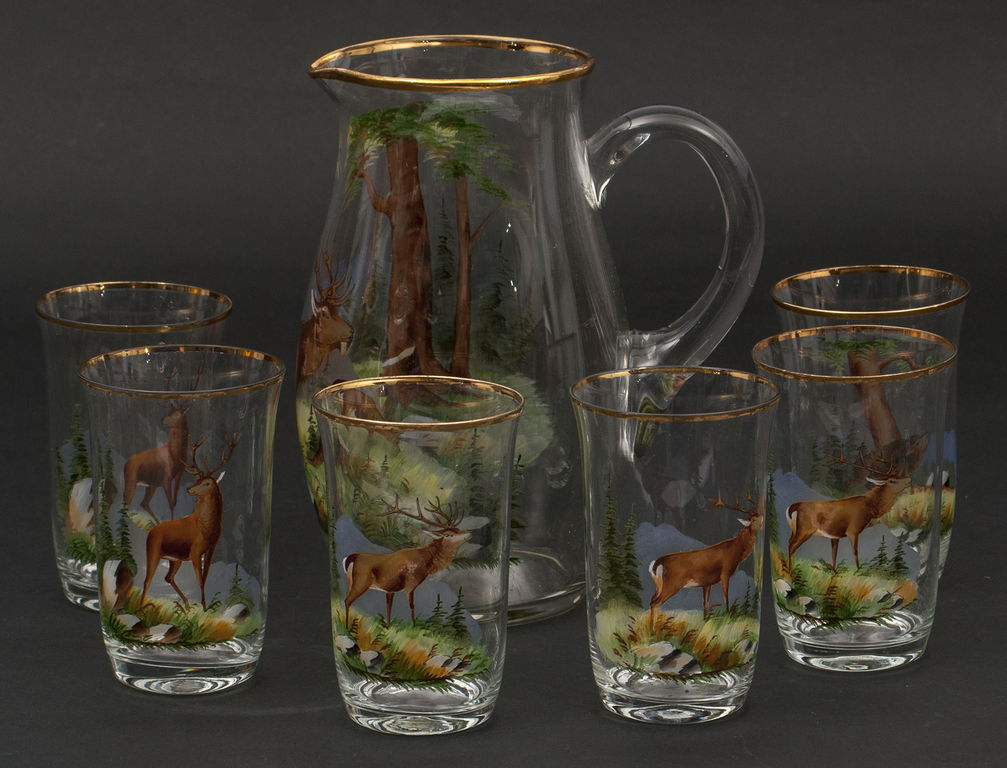 Glass pitcher with six glasses with a hunting theme