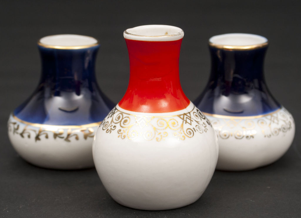 Porcelain vases (3 pcs.)