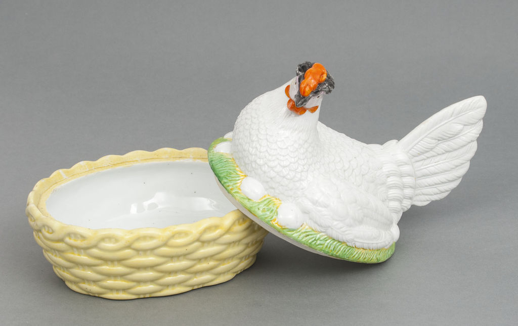 Porcelain utensil for eggs with lid 'Chicken'