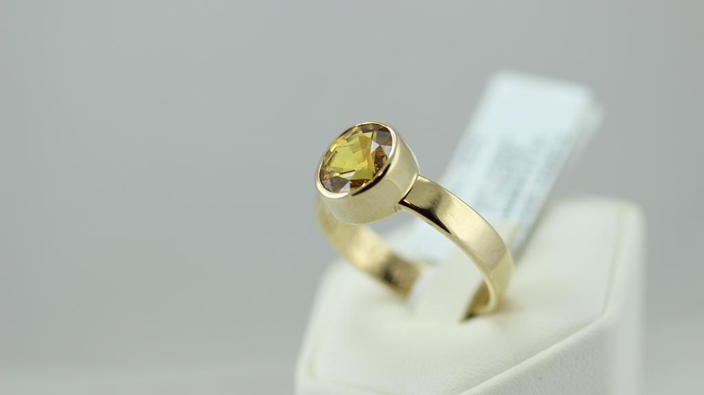 Gold ring with yellow sapphire