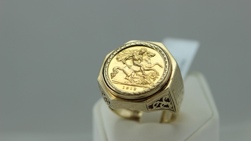 Золотое кольцо с включения монет
