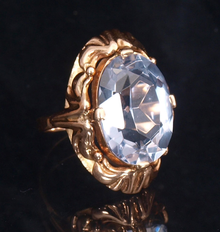 Gold ring with synthetic sapphire