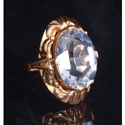 Gold ring with synthetic sapphire