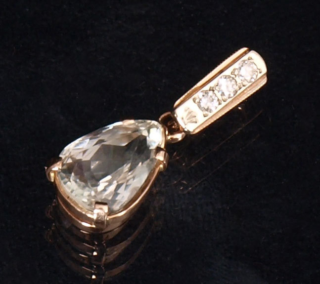 Golden pendant with spodumene and diamonds