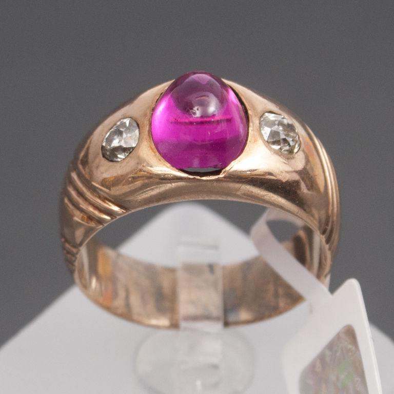 Золотое кольцо с бриллиантами и синтетическим рубином 
