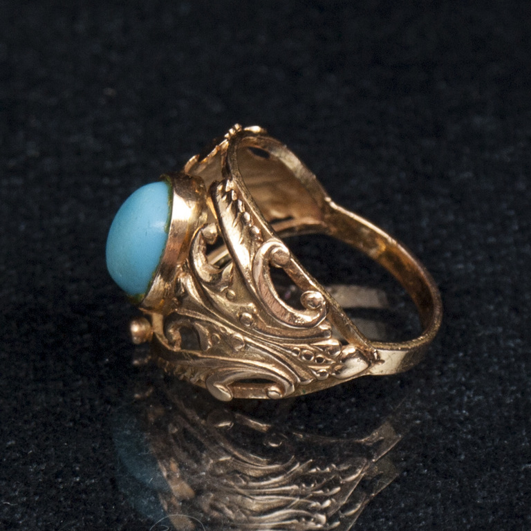 Zelta gredzens ar zilu akmeni