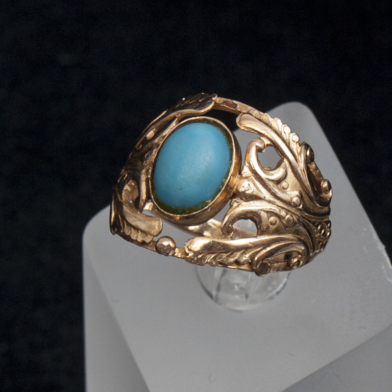 Zelta gredzens ar zilu akmeni
