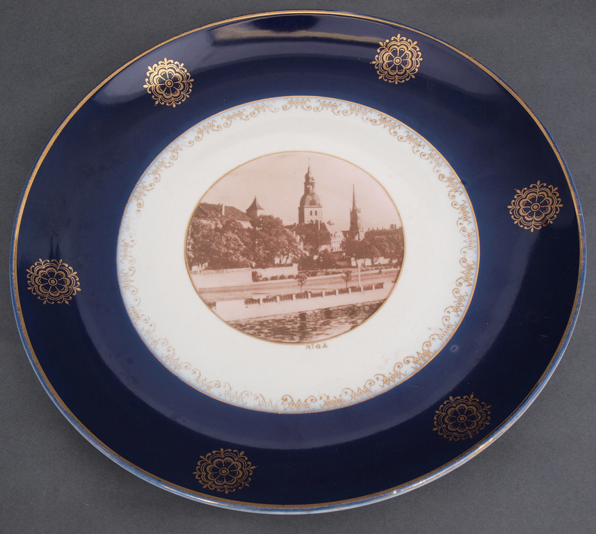 Decorative porcelain plate 