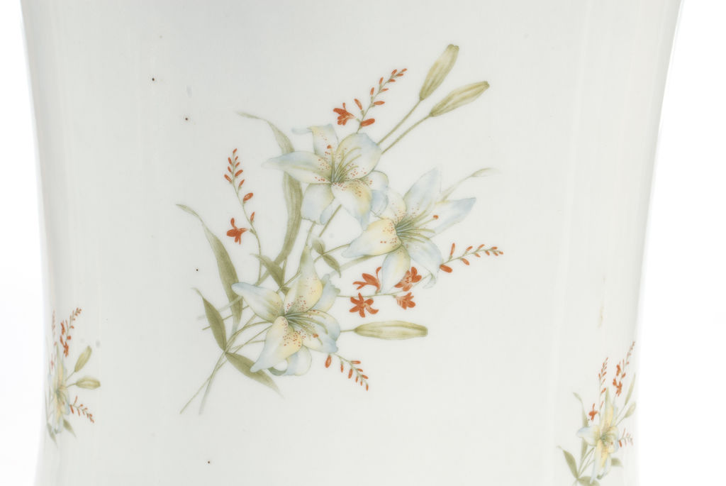 Porcelāna vāze ar lilijām