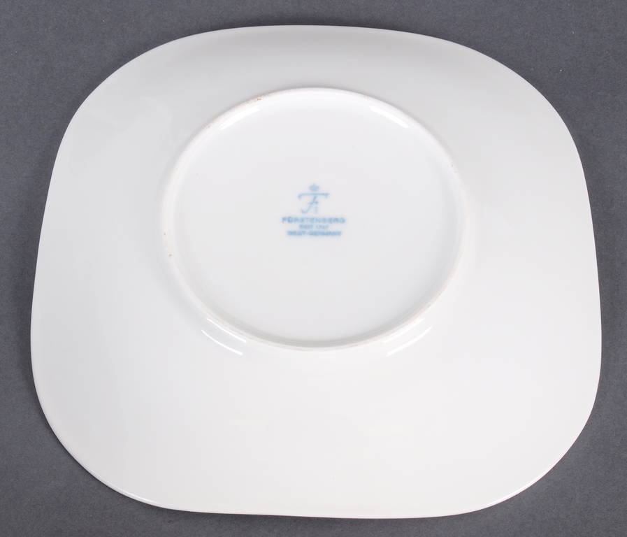 Set of porcelain dessert dishes 