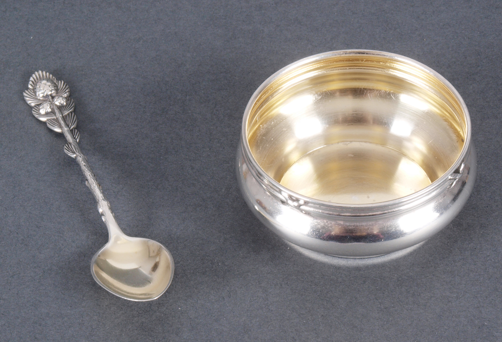 Серебряная миска с ложку в стиле Арт нуво