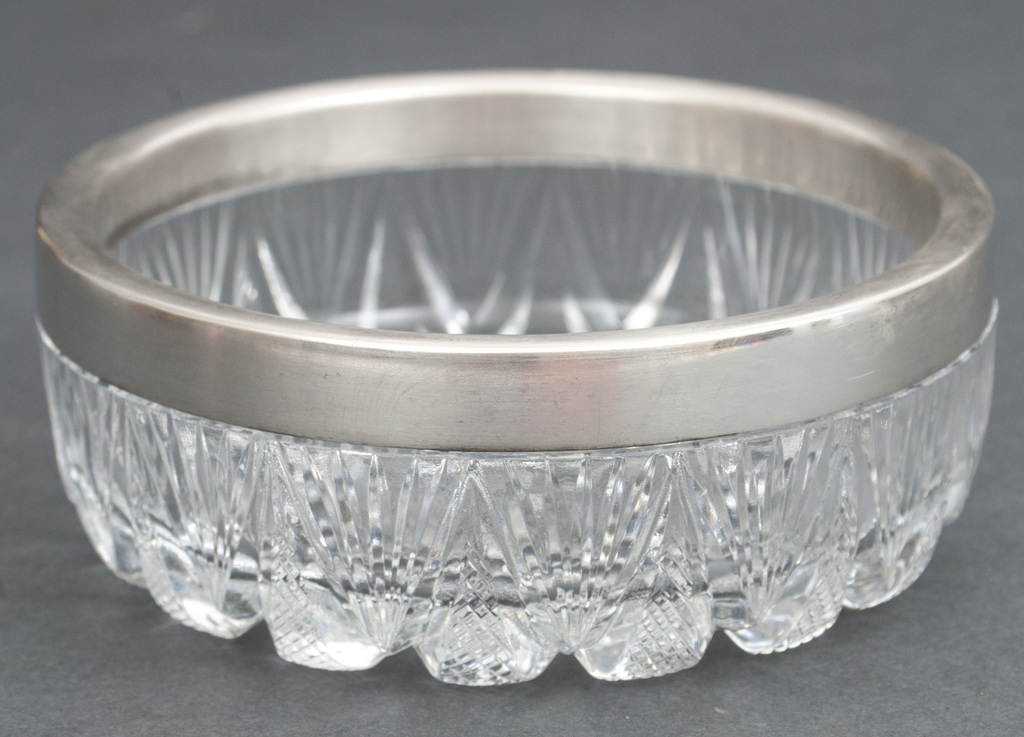 Стеклянная чаша с серебристой отделкой