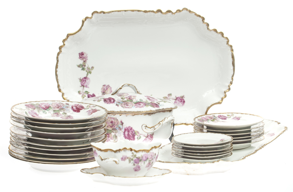 Porcelain dinner set 