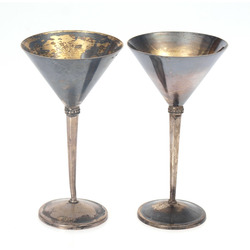 Две серебряные стаканы