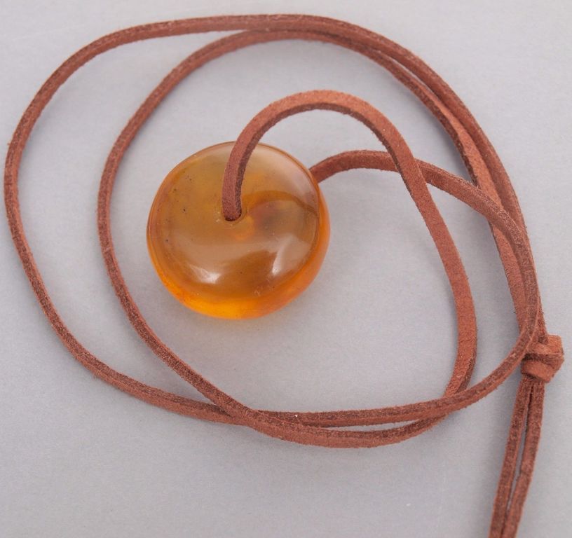 Amber pendant with leather strings