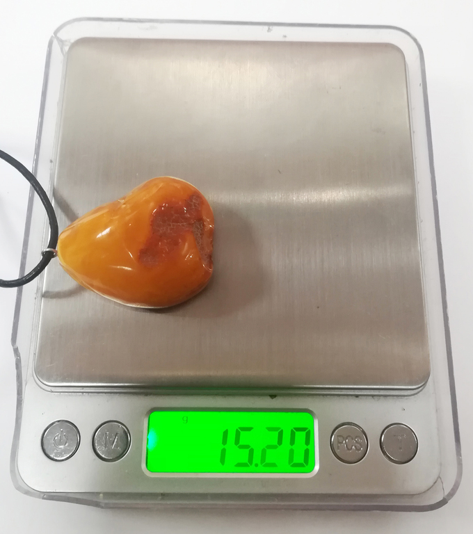 100% Dabīgā Baltijas dzintara kulons ādas aukliņā, 15.20 g