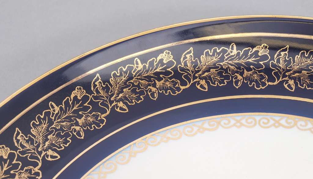Decorative porcelain plate 