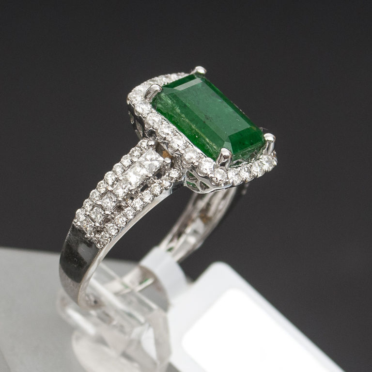 White gold ring with emeralds and diamonds