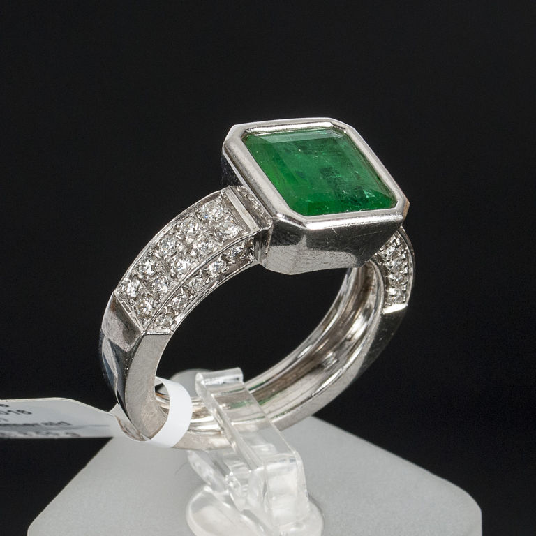 White gold ring with emerald and brilliants