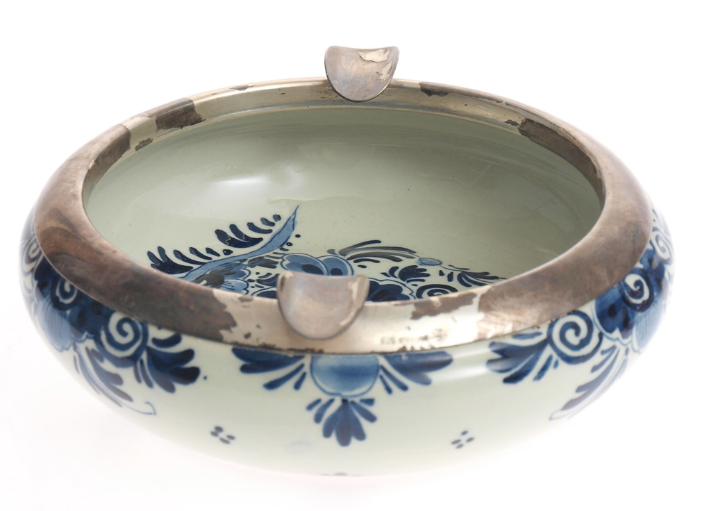 Porcelain ashtray with silver finish