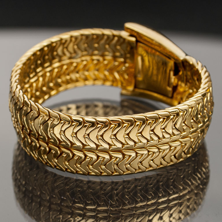 Gold bracelet with diamonds