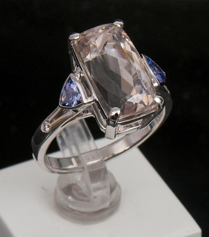 White gold ring with topaz and kunzite
