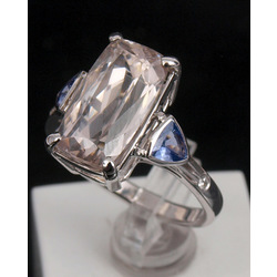 White gold ring with topaz and kunzite
