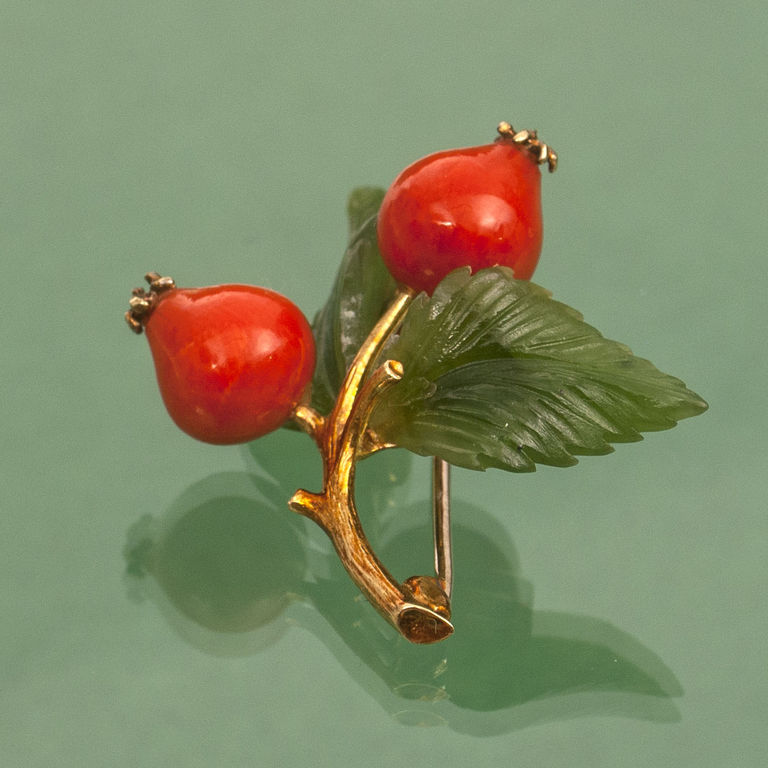 Gold brooch with jade and coral