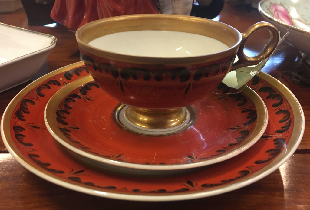 Фарфоровая чашка с блюдцем и тарелкой