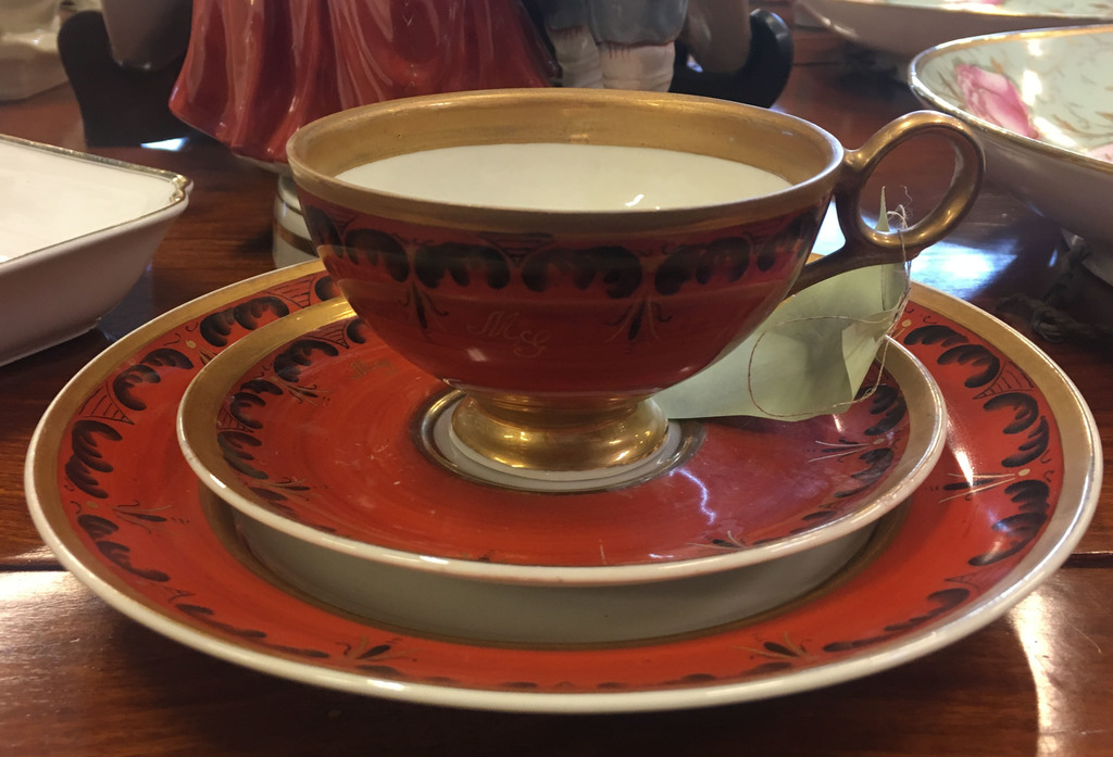 Фарфоровая чашка с блюдцем и тарелкой
