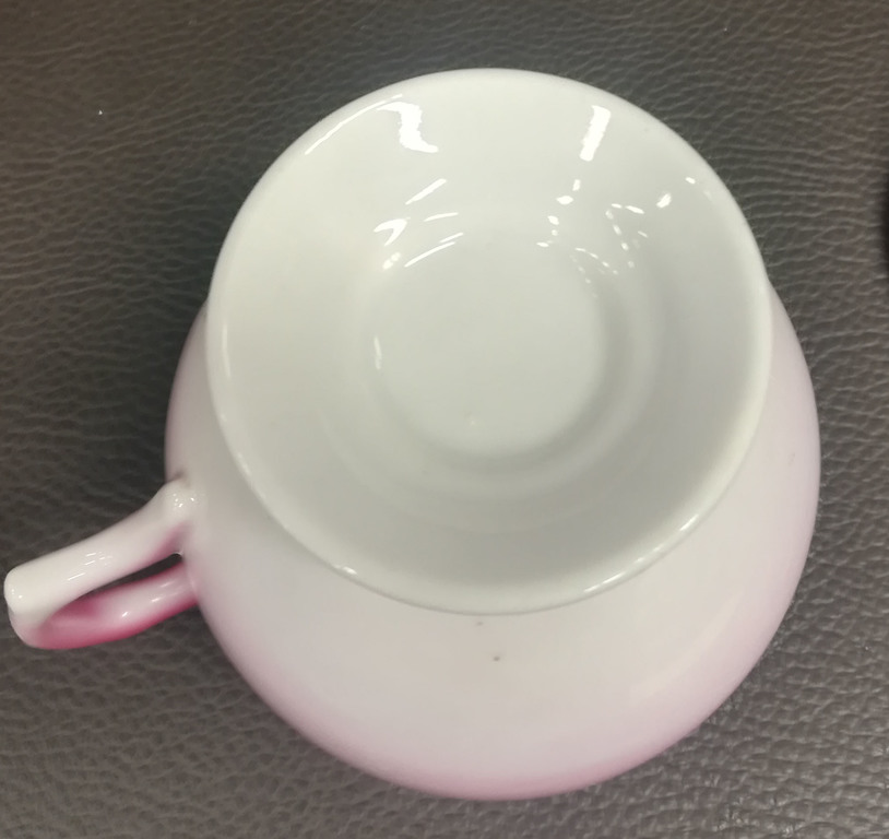 Porcelain cup with lid 
