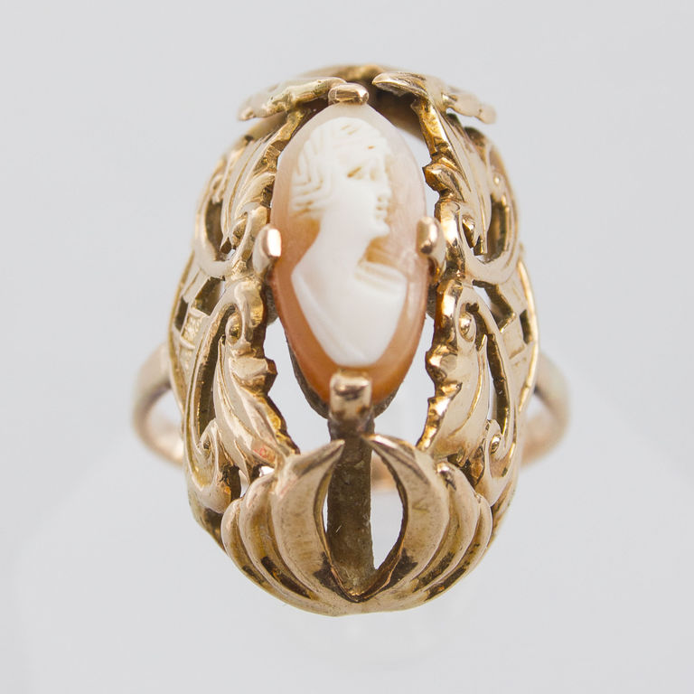 Gold ring with Cameo