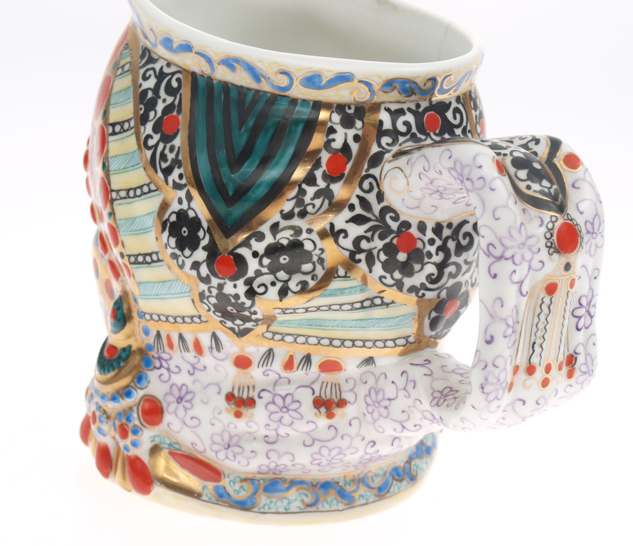 Decorative porcelain mug 