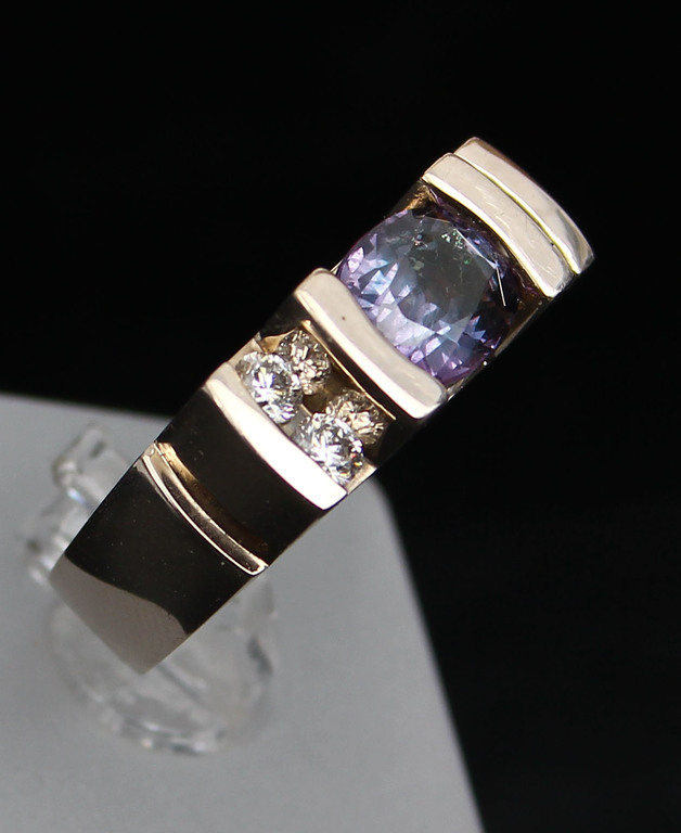 Ring with 4 diamonds and 1 sapphire-synthetic corundum duplex