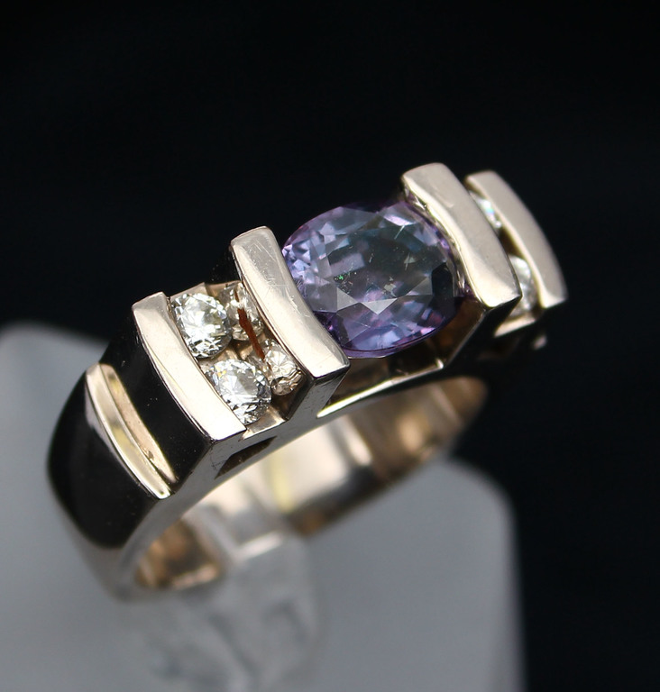 Ring with 4 diamonds and 1 sapphire-synthetic corundum duplex