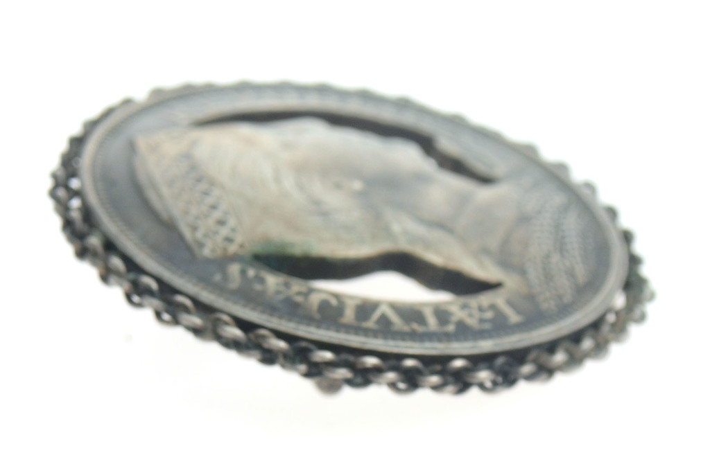Серебряная брошь изготовлена из монеты 5 латов