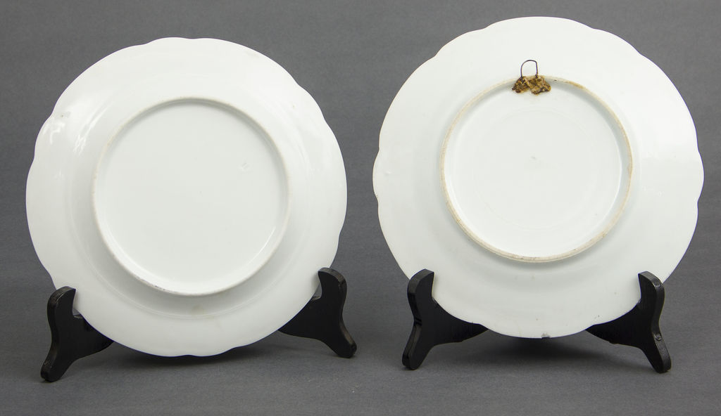Две фарфоровые настенные тарелки