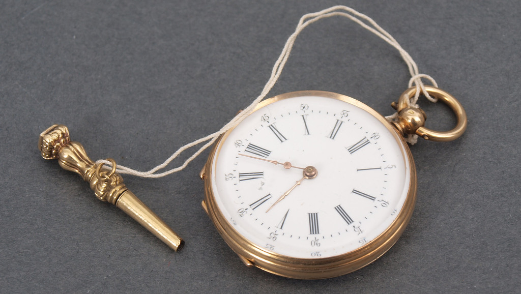 Золотые карманные часы с эмалью и золотым ключом