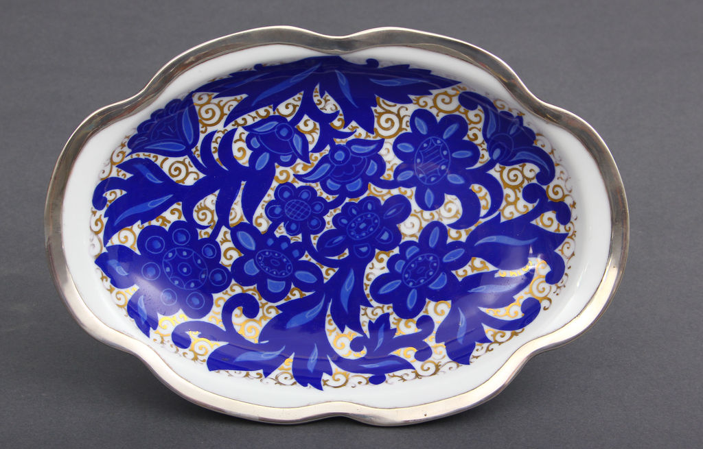 Porcelain plate with silver finish