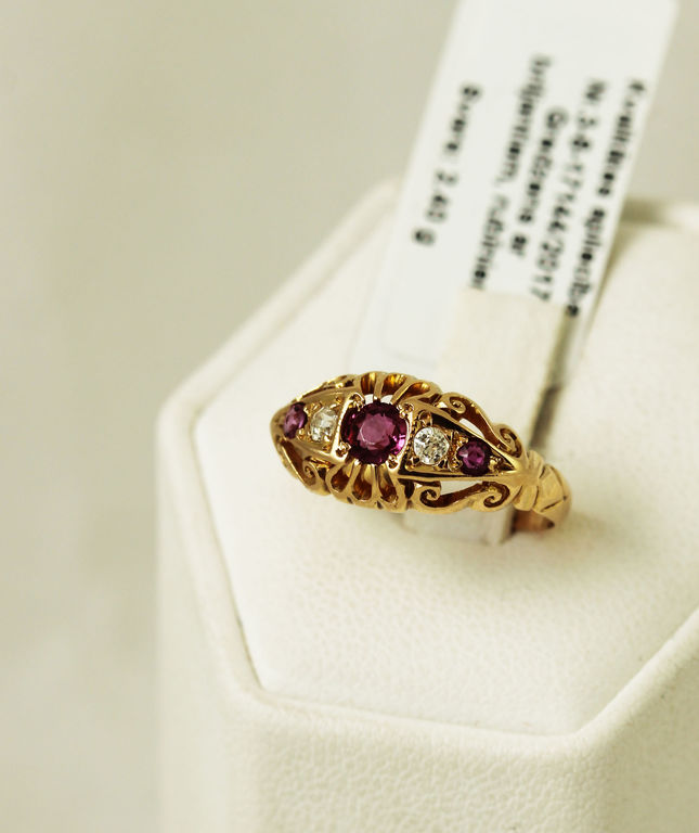 Gold ring with 2 brilliants and 3 rubies
