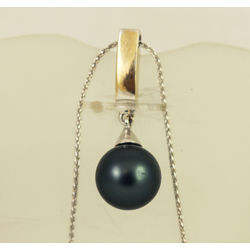 Gold necklace with black pearl
