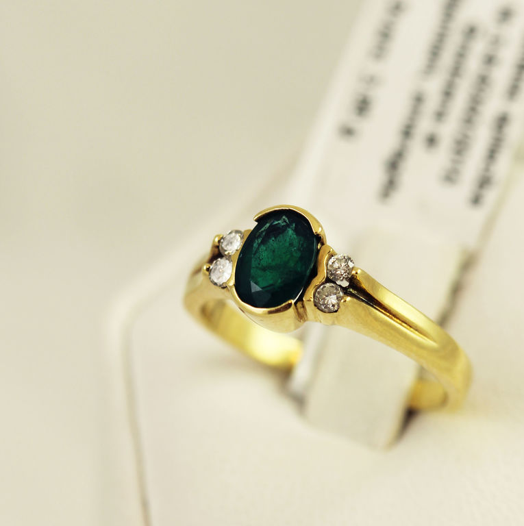 Gold ring with brilliants an emerald