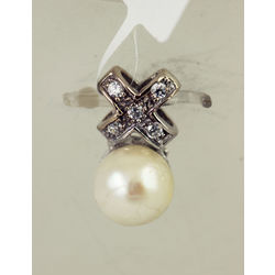 Gold pendant with cultivated pearl
