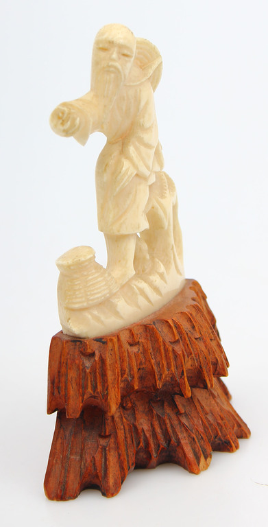 Костяная фигурка на деревянном основании 
