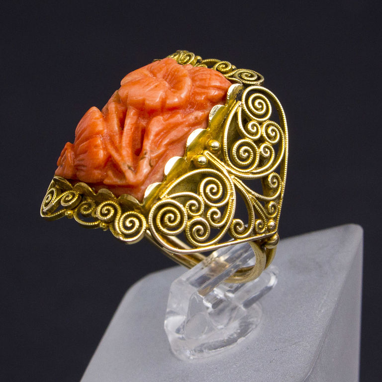 Gold ring with corals