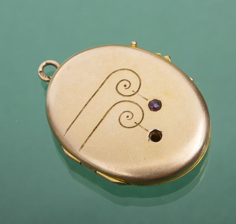 Gold pendant (opens)