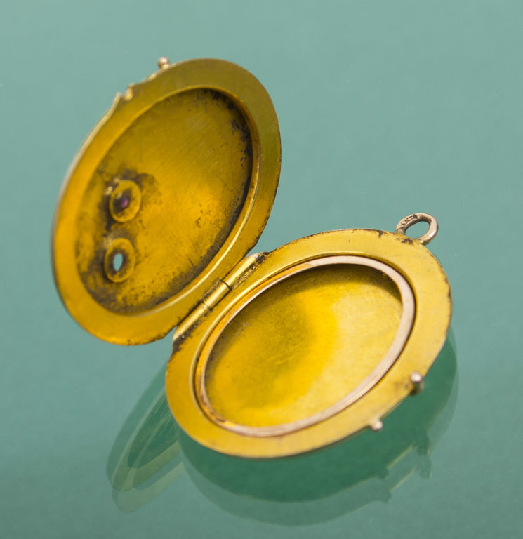 Gold pendant (opens)