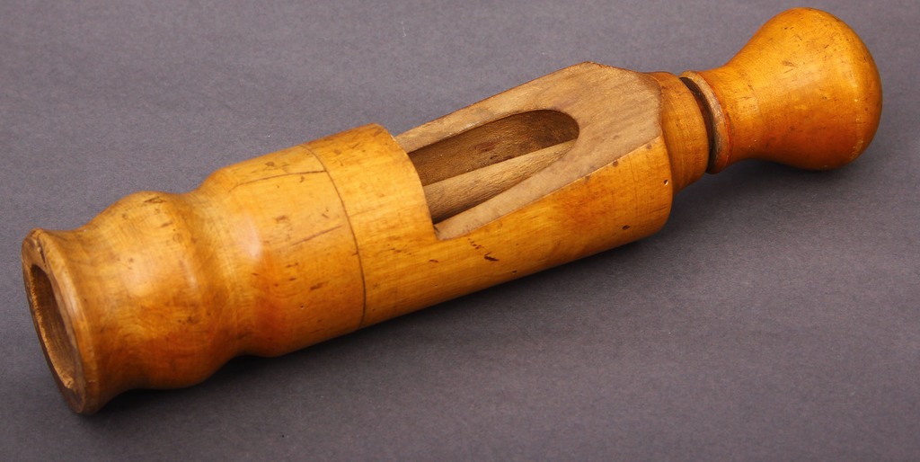 A wooden device for closing wine bottle corks