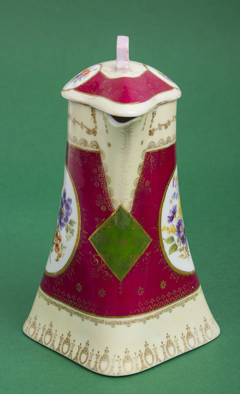 Jūgendstila porcelāna kanna